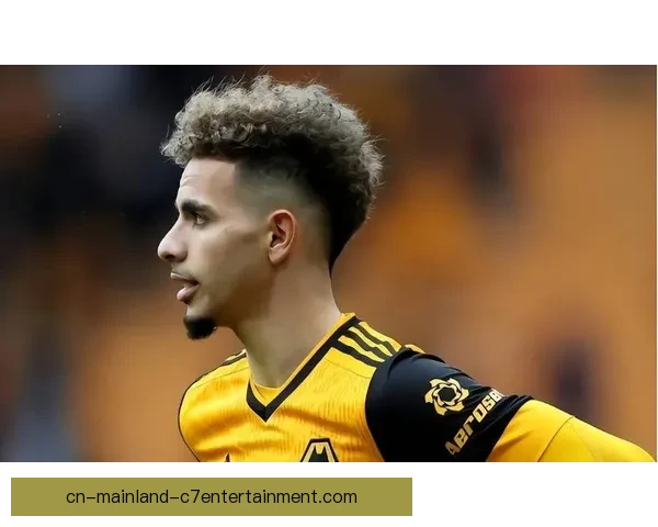 艾特努里左路突破如入无人之境 展现超凡速度与精准技术 艾特努里左路突破如入无人之境 展现超凡速度与精准技术